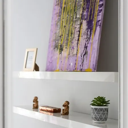 Good Mood In Center By Renters Apartment *